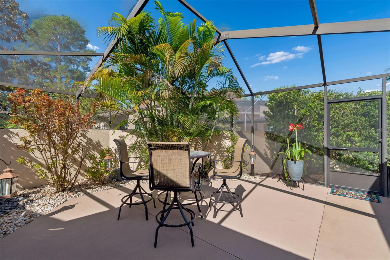 Listing photo id 3 for 5024 Umber Way S