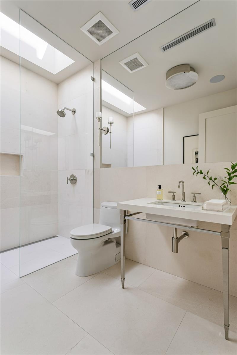 Listing photo id 14 for 416 Brightwaters Boulevard Ne