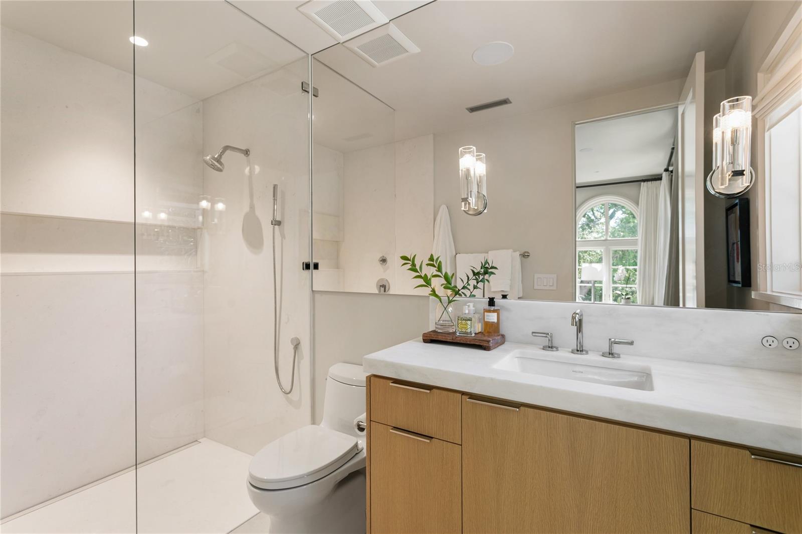 Listing photo id 30 for 416 Brightwaters Boulevard Ne