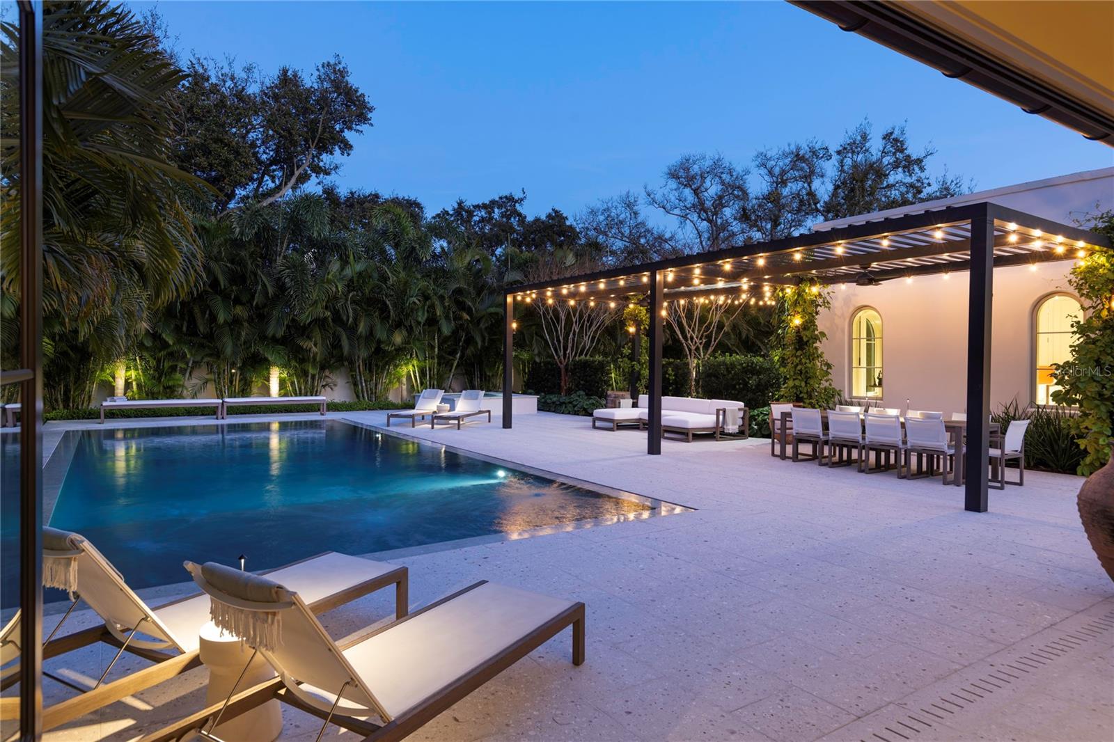 Listing photo id 47 for 416 Brightwaters Boulevard Ne