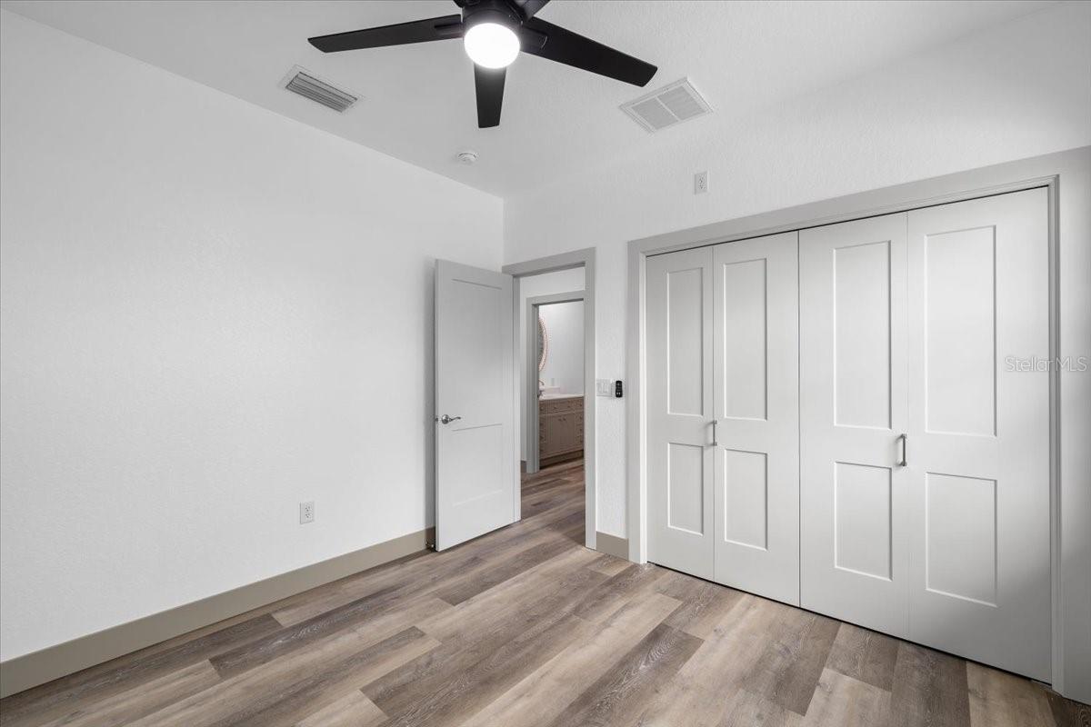 Image 19 of 40 For 5056 Oak Leaf Lane