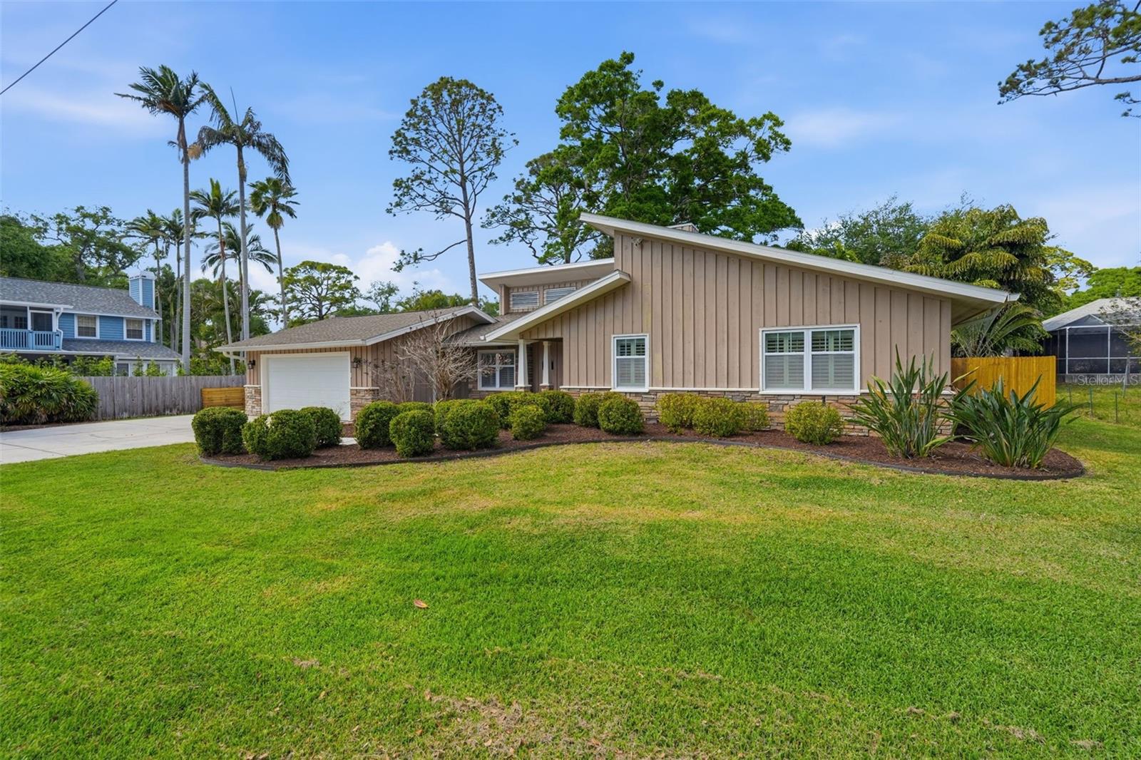 Listing photo id 0 for 13917 76th Terrace