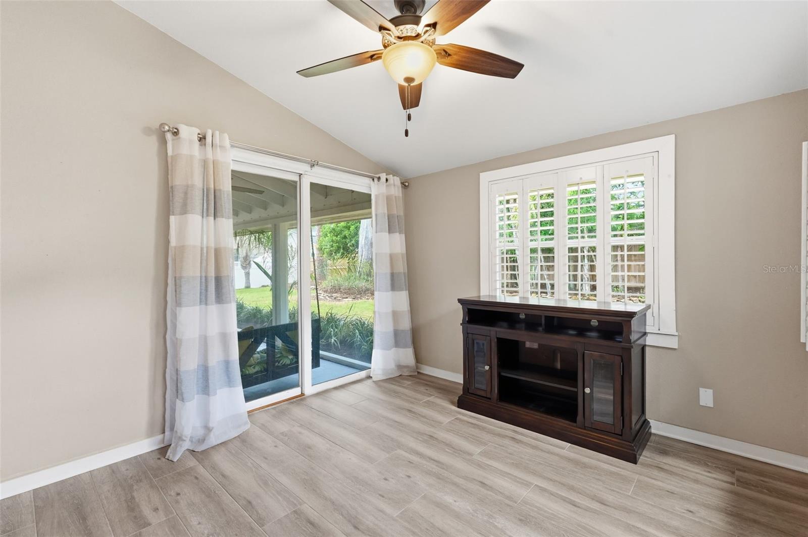 Listing photo id 31 for 13917 76th Terrace