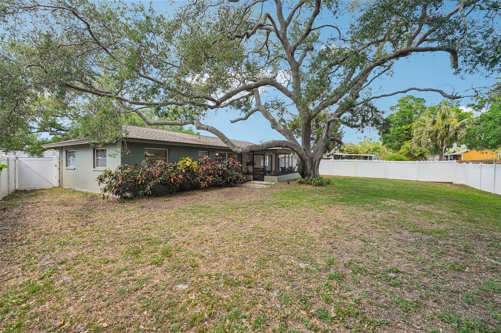 Image 23 of 33 For 11469 Imperial Grove Drive E