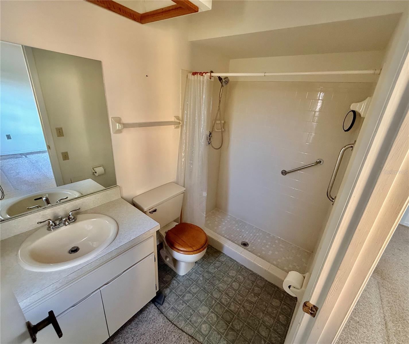 Image 17 of 30 For 15468 Atwater Drive