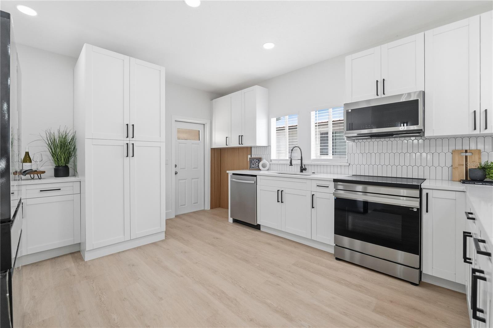 Listing photo id 9 for 106 Lambright Street