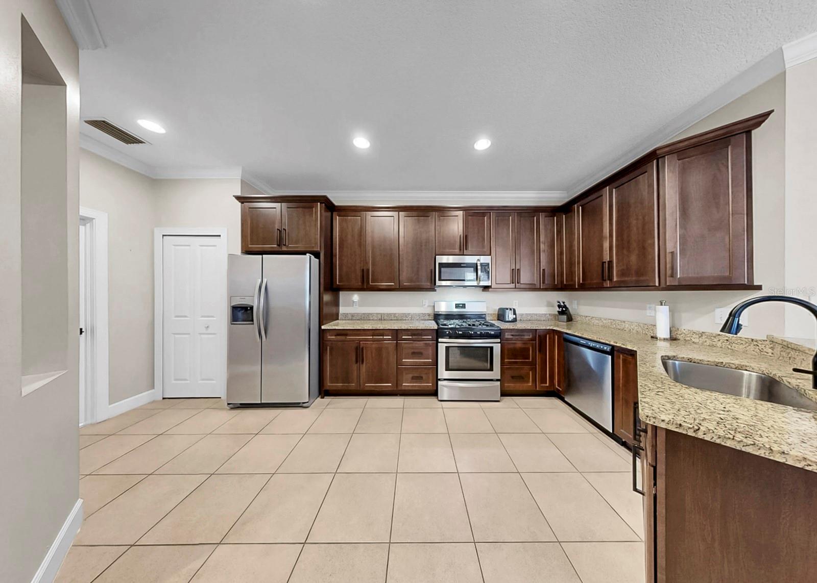 Image 18 of 42 For 15748 Phoebe Park Avenue