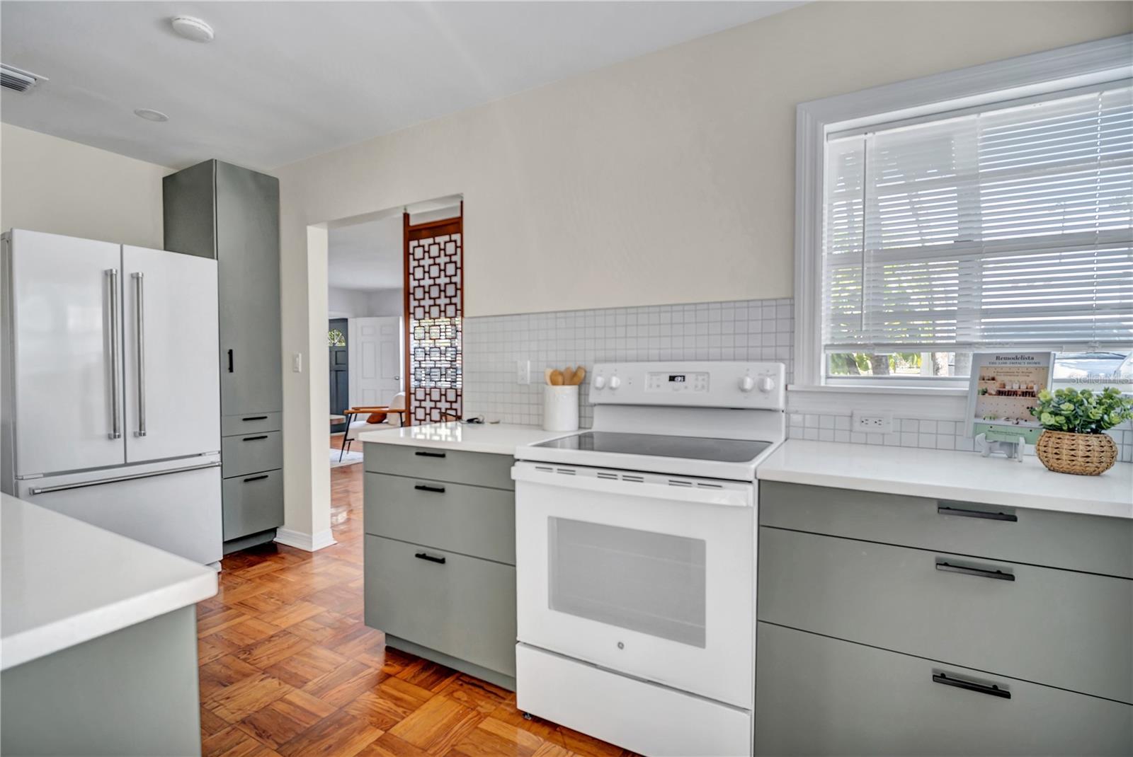 Image 11 of 33 For 707 Lois Avenue