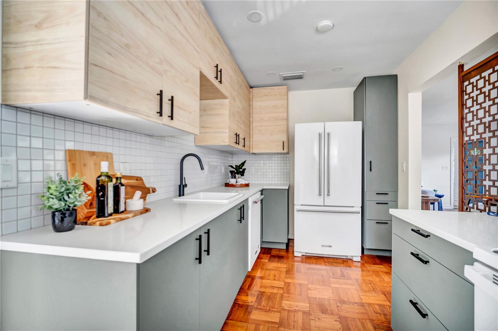 Image 12 of 33 For 707 Lois Avenue