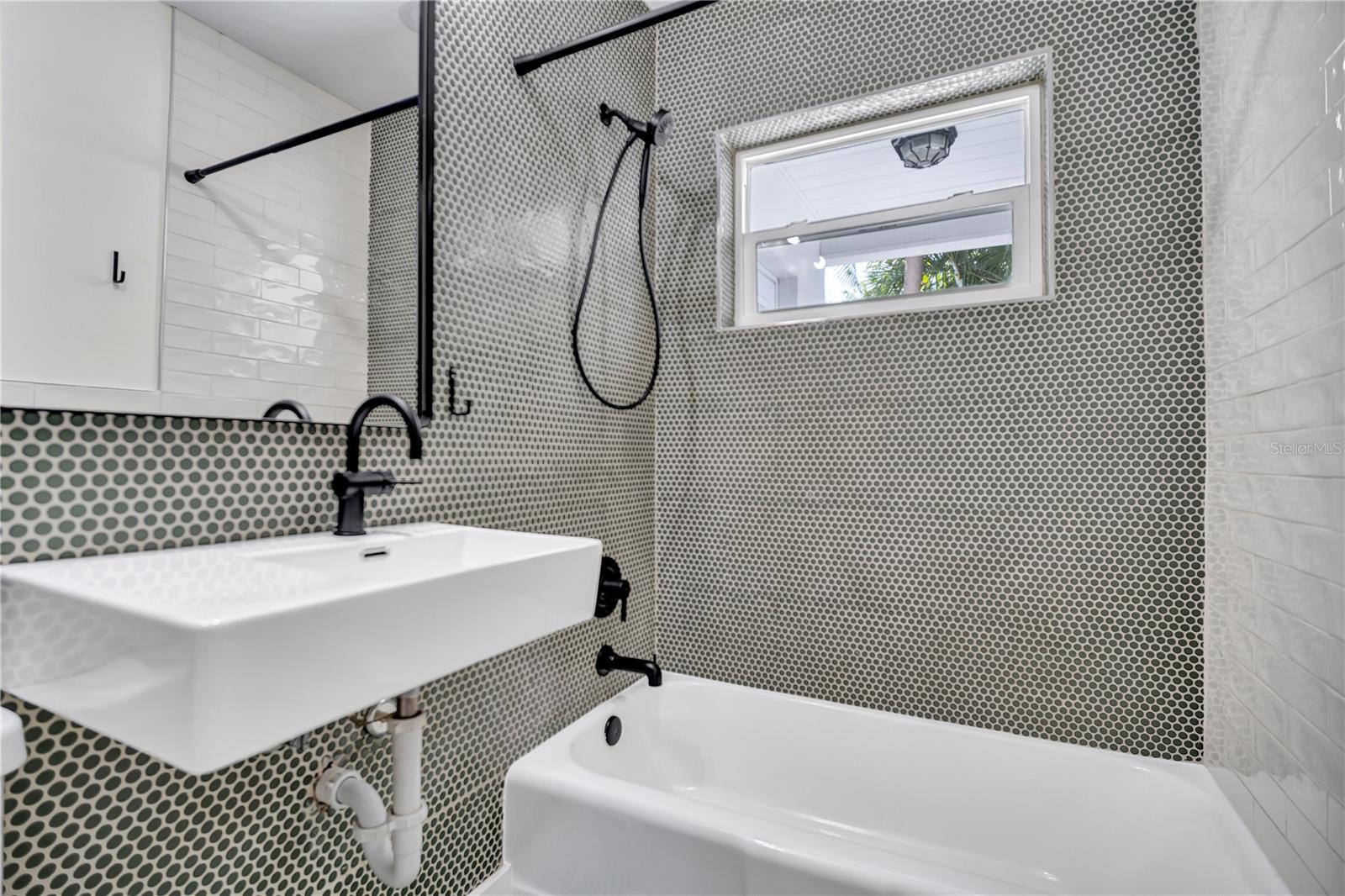 Image 17 of 33 For 707 Lois Avenue