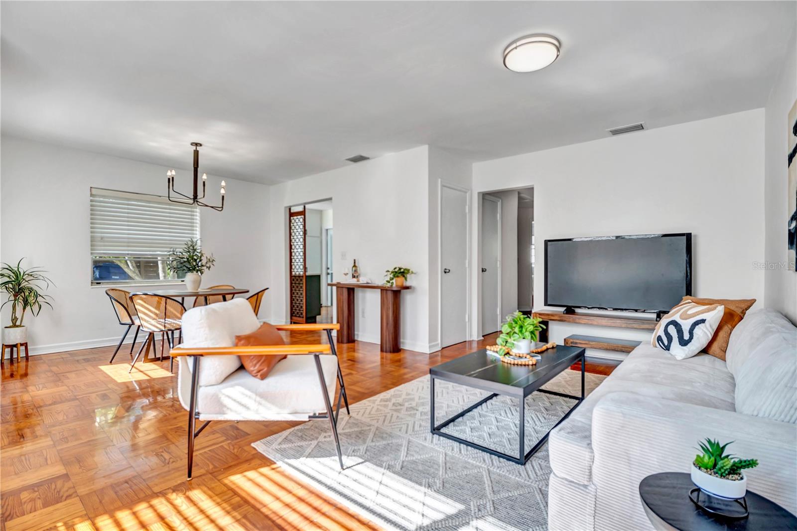 Image 6 of 33 For 707 Lois Avenue