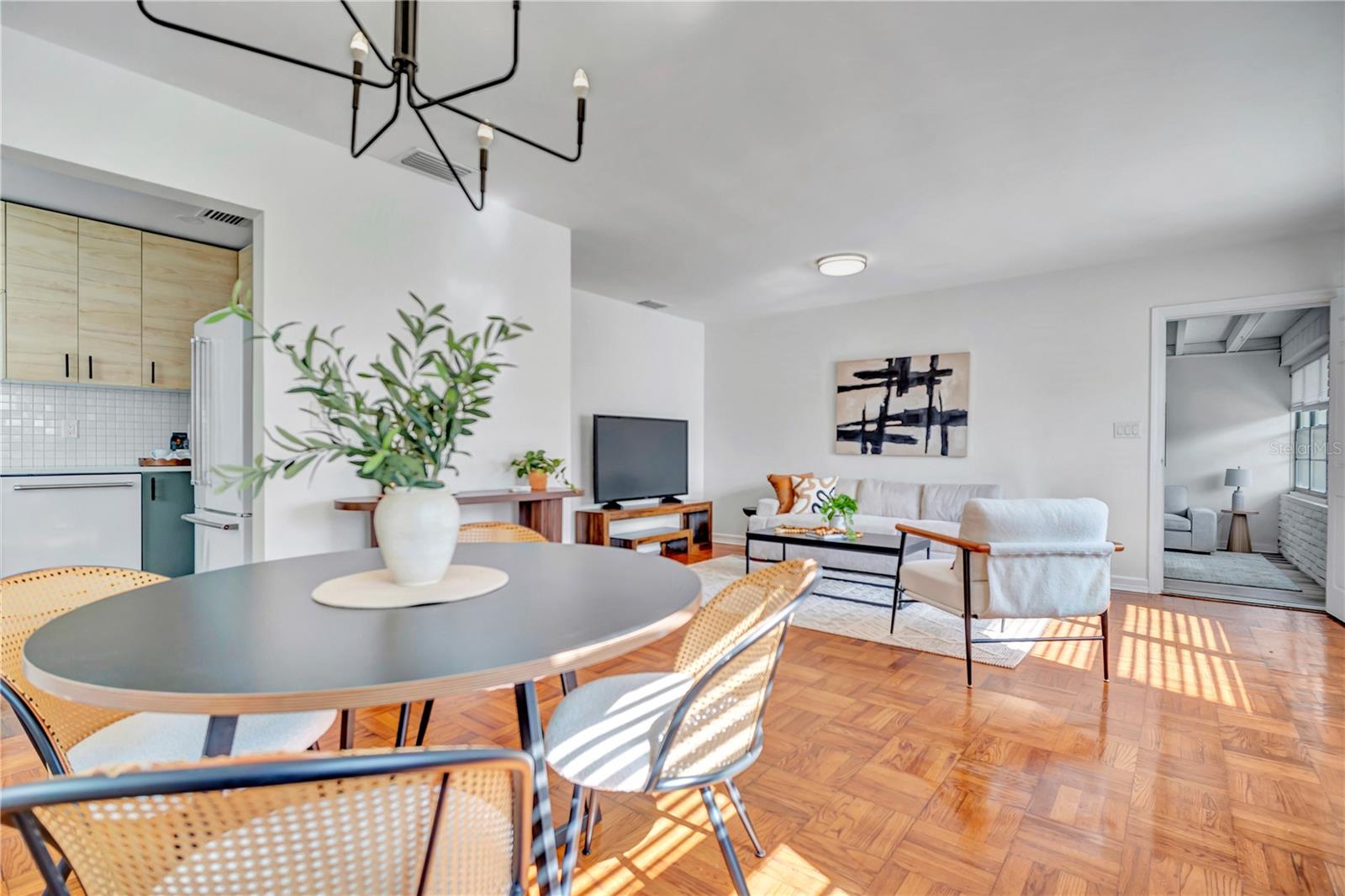 Image 7 of 33 For 707 Lois Avenue