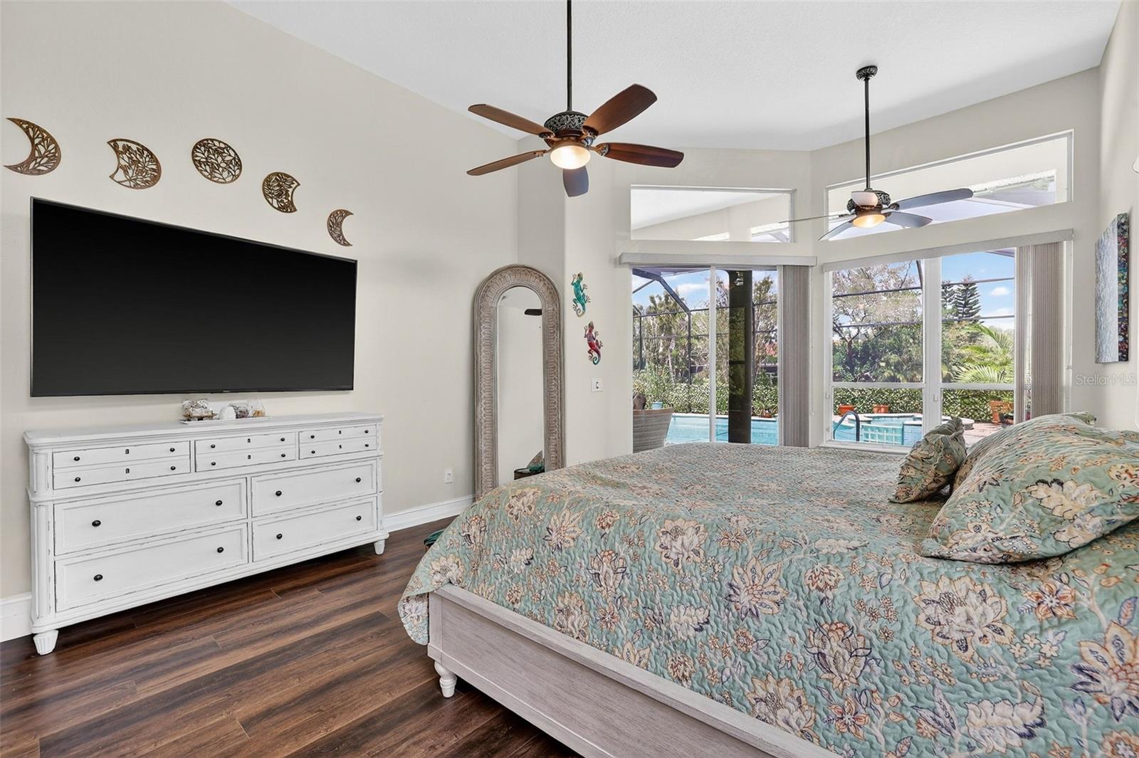 Listing photo id 25 for 5909 Skimmer Point Boulevard S