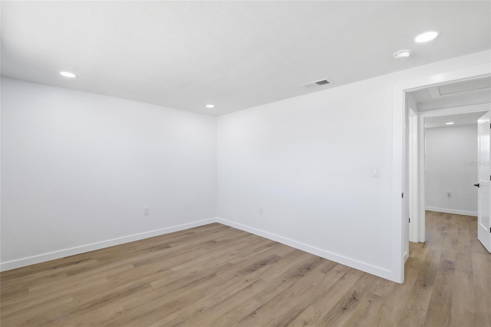 Image 17 of 36 For 6436 Sutherland Avenue