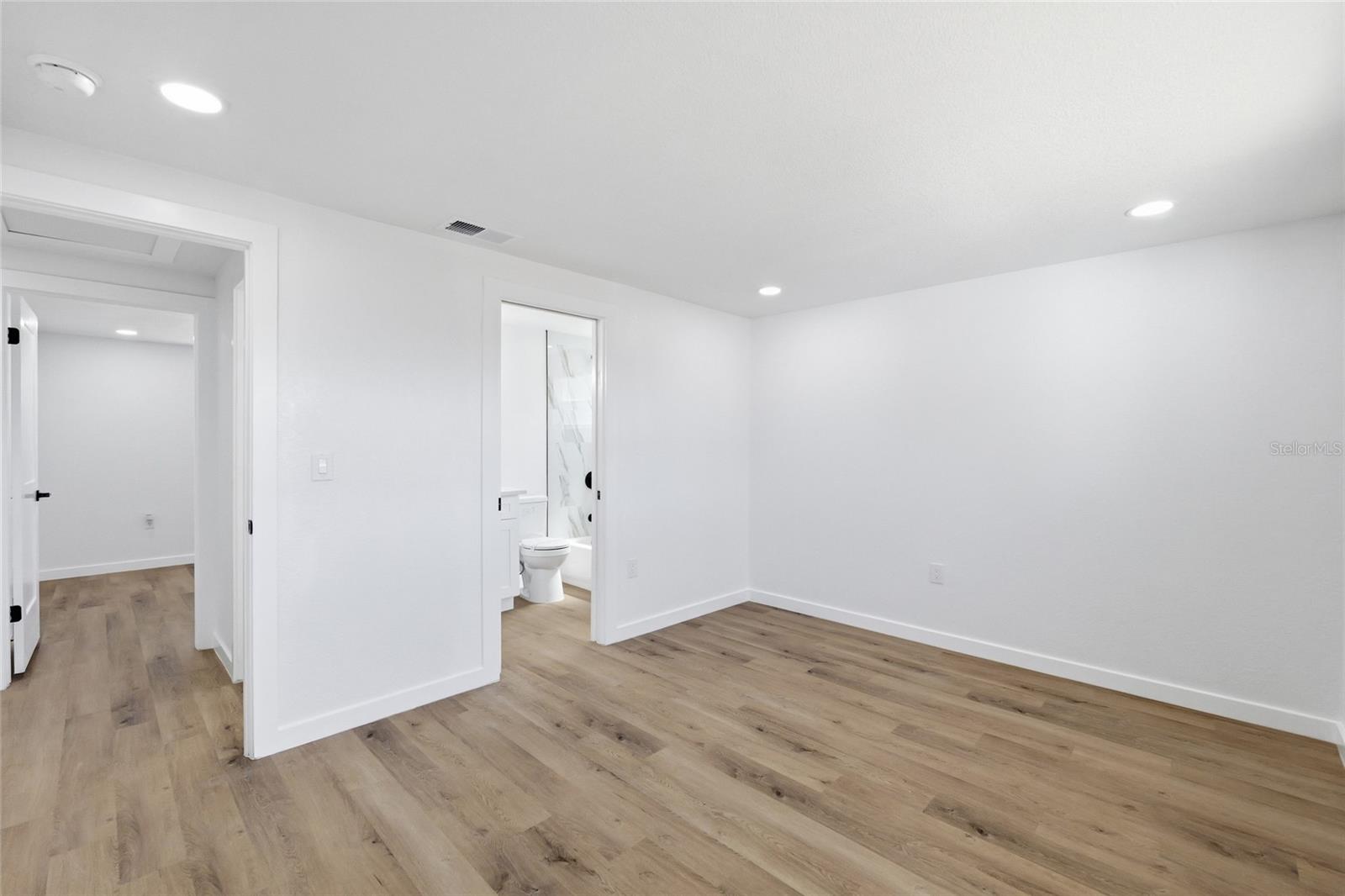 Image 21 of 36 For 6436 Sutherland Avenue