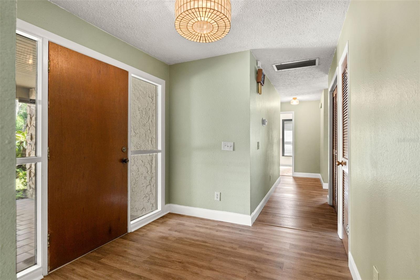 Listing photo id 8 for 2524 Victarra Circle