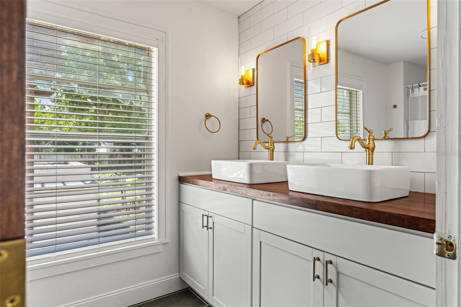 Listing photo id 13 for 2524 Victarra Circle