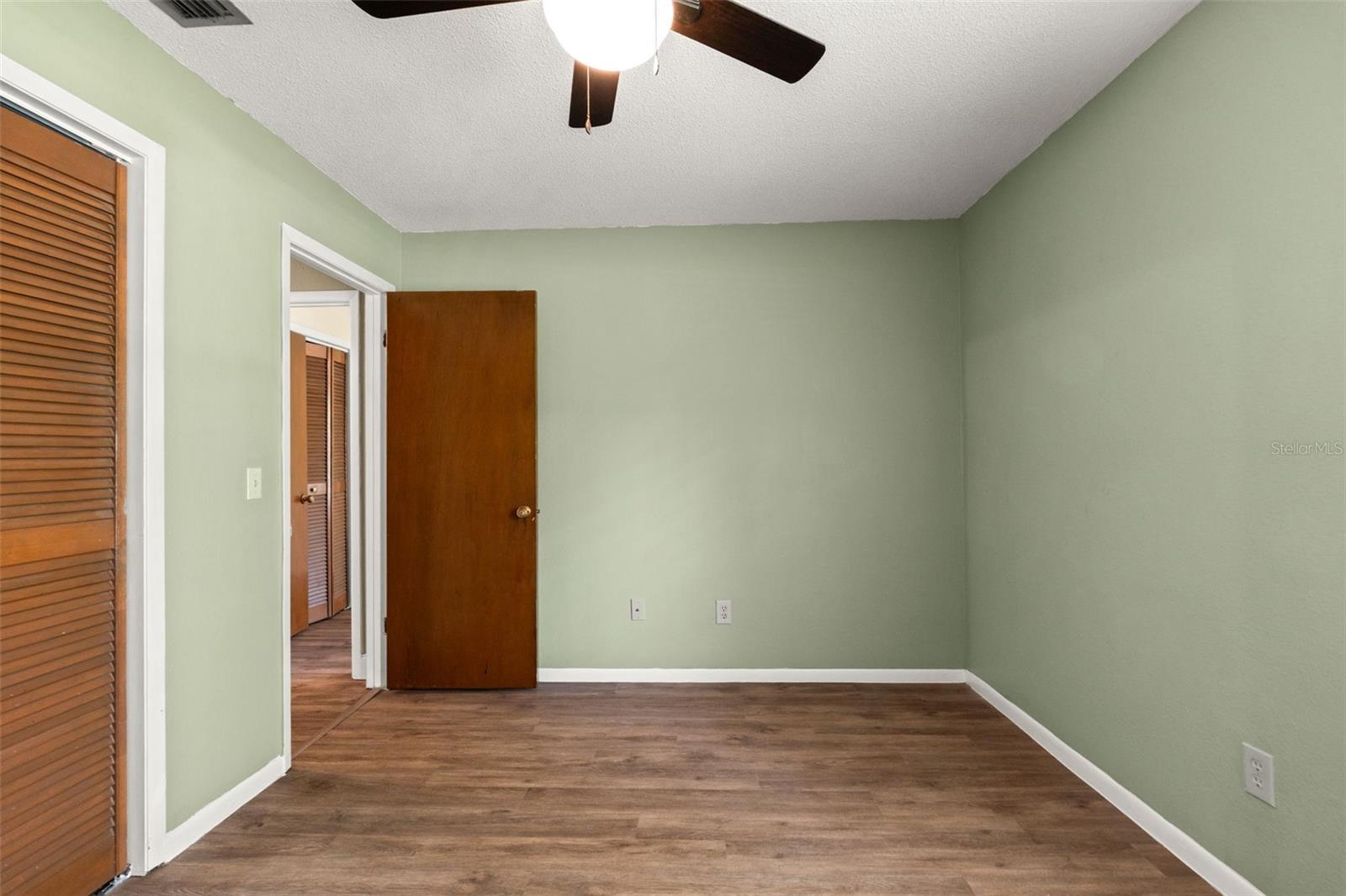 Listing photo id 17 for 2524 Victarra Circle