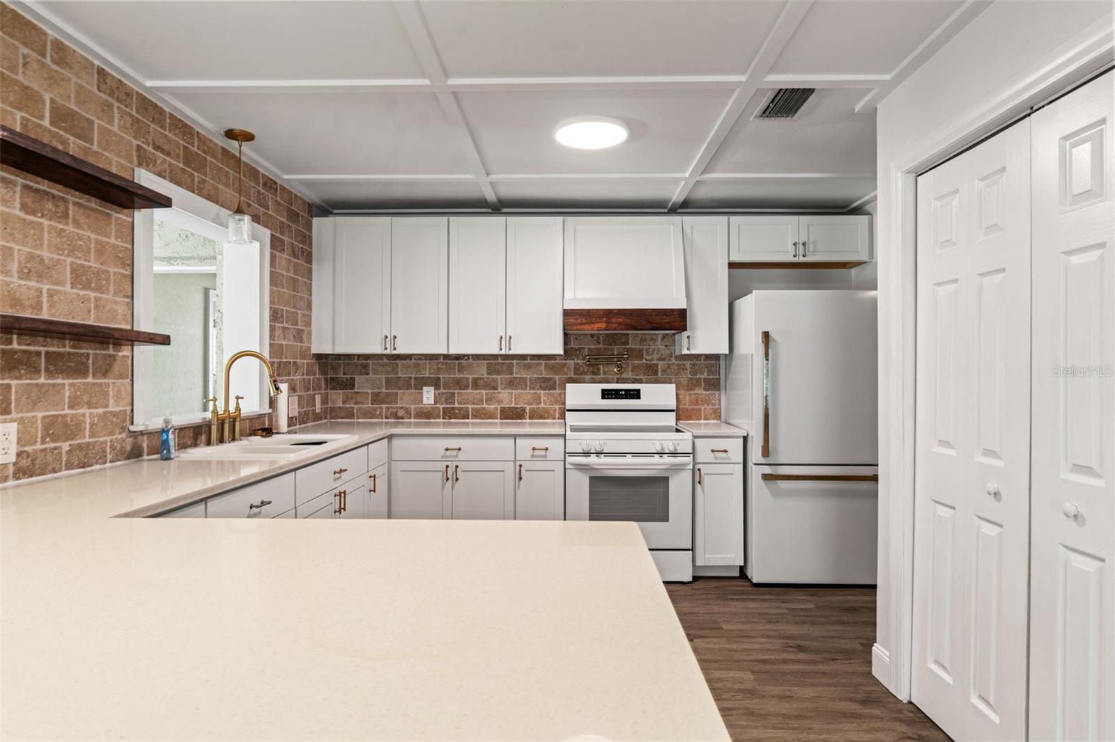 Listing photo id 22 for 2524 Victarra Circle