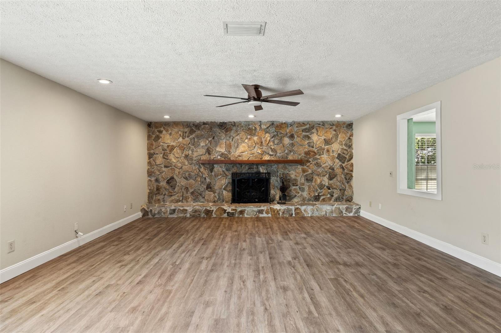 Listing photo id 27 for 2524 Victarra Circle