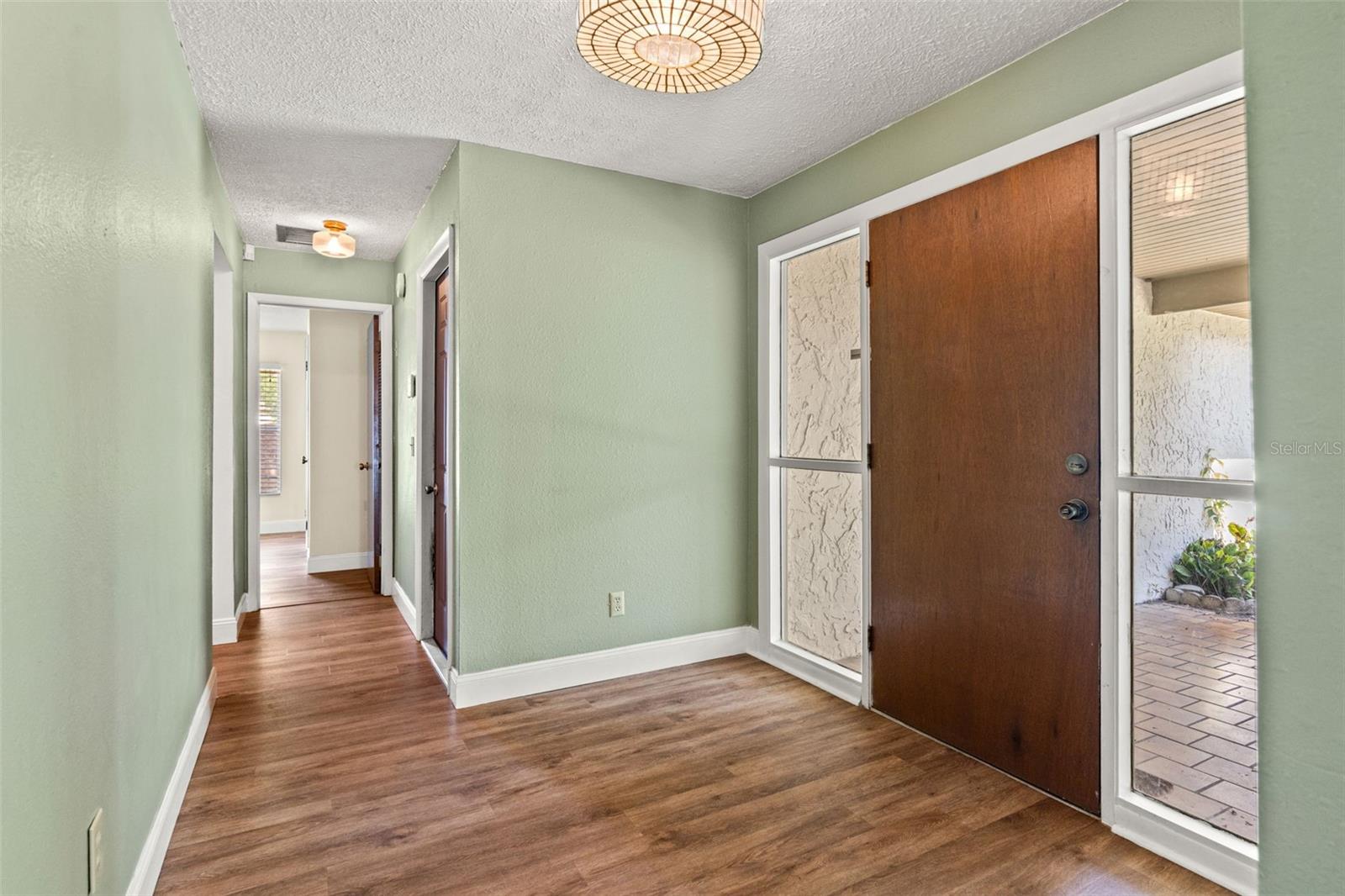 Listing photo id 7 for 2524 Victarra Circle