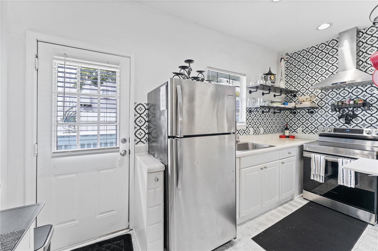 Image 13 of 18 For 914 8th Street N 1