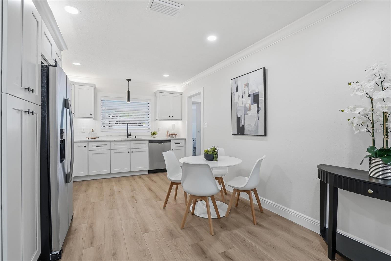 Listing photo id 9 for 2206 Gordon St