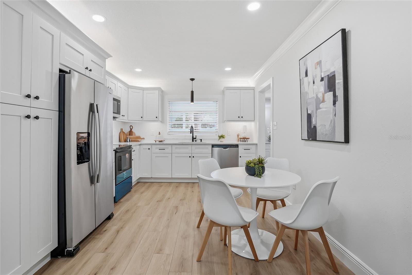 Listing photo id 10 for 2206 Gordon St