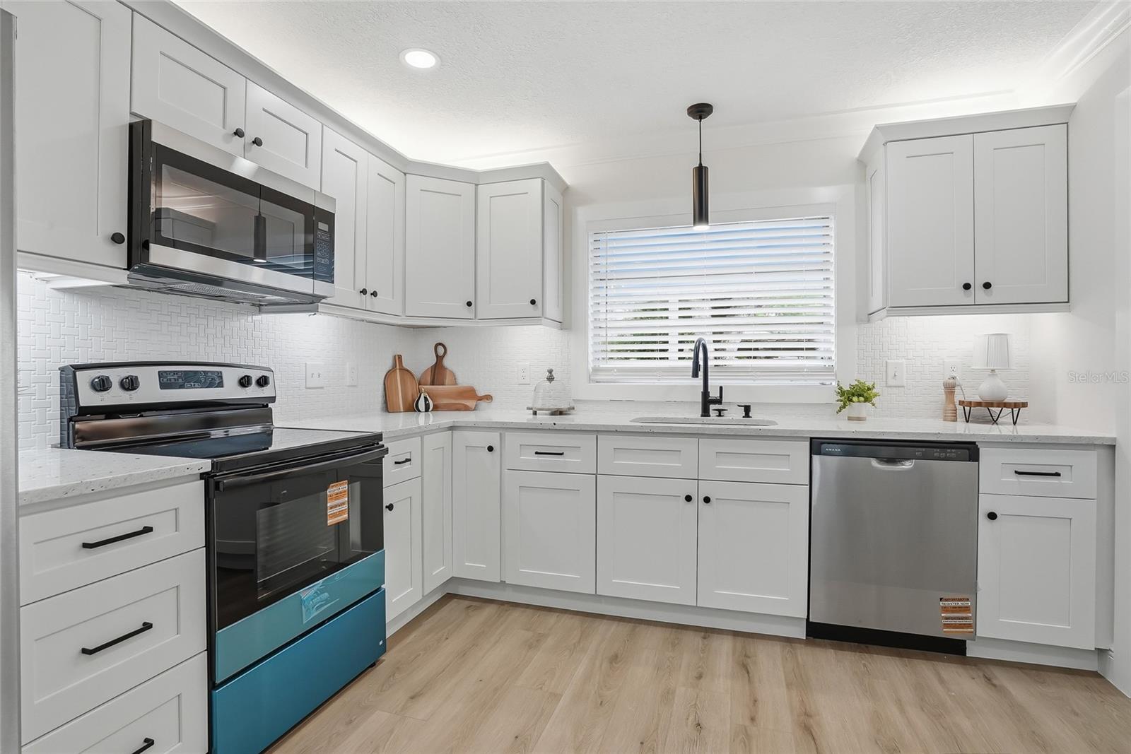 Listing photo id 12 for 2206 Gordon St