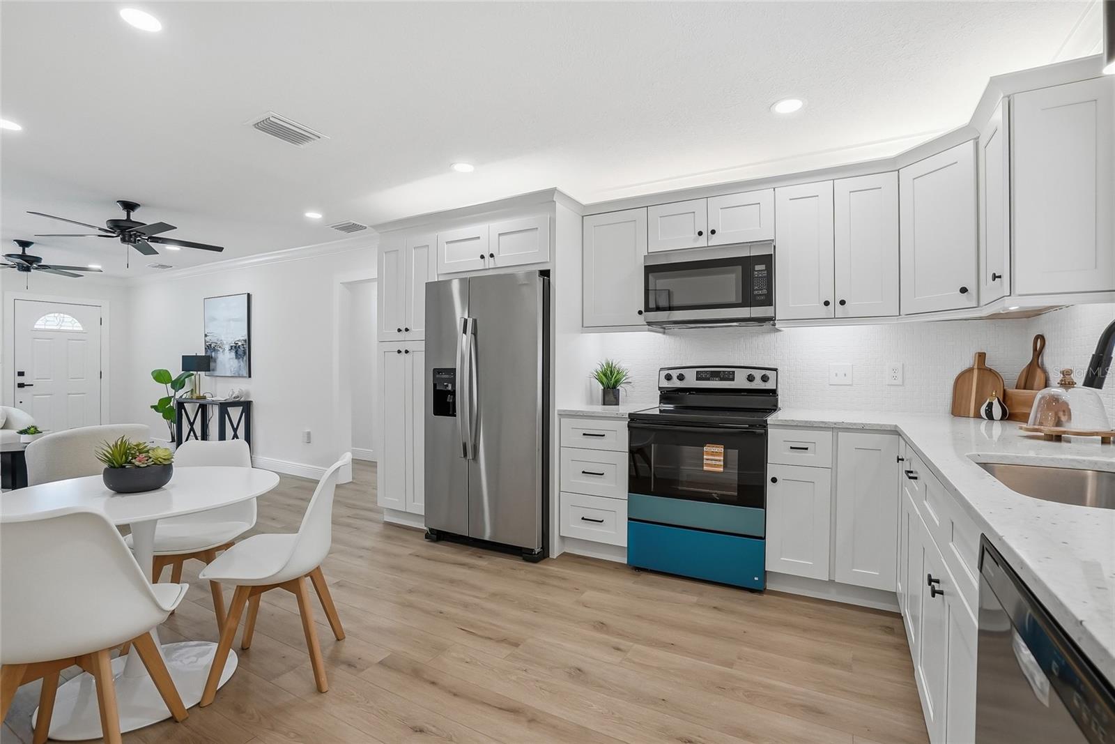 Listing photo id 14 for 2206 Gordon St