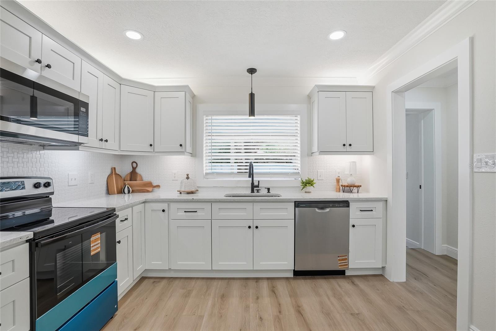 Listing photo id 16 for 2206 Gordon St