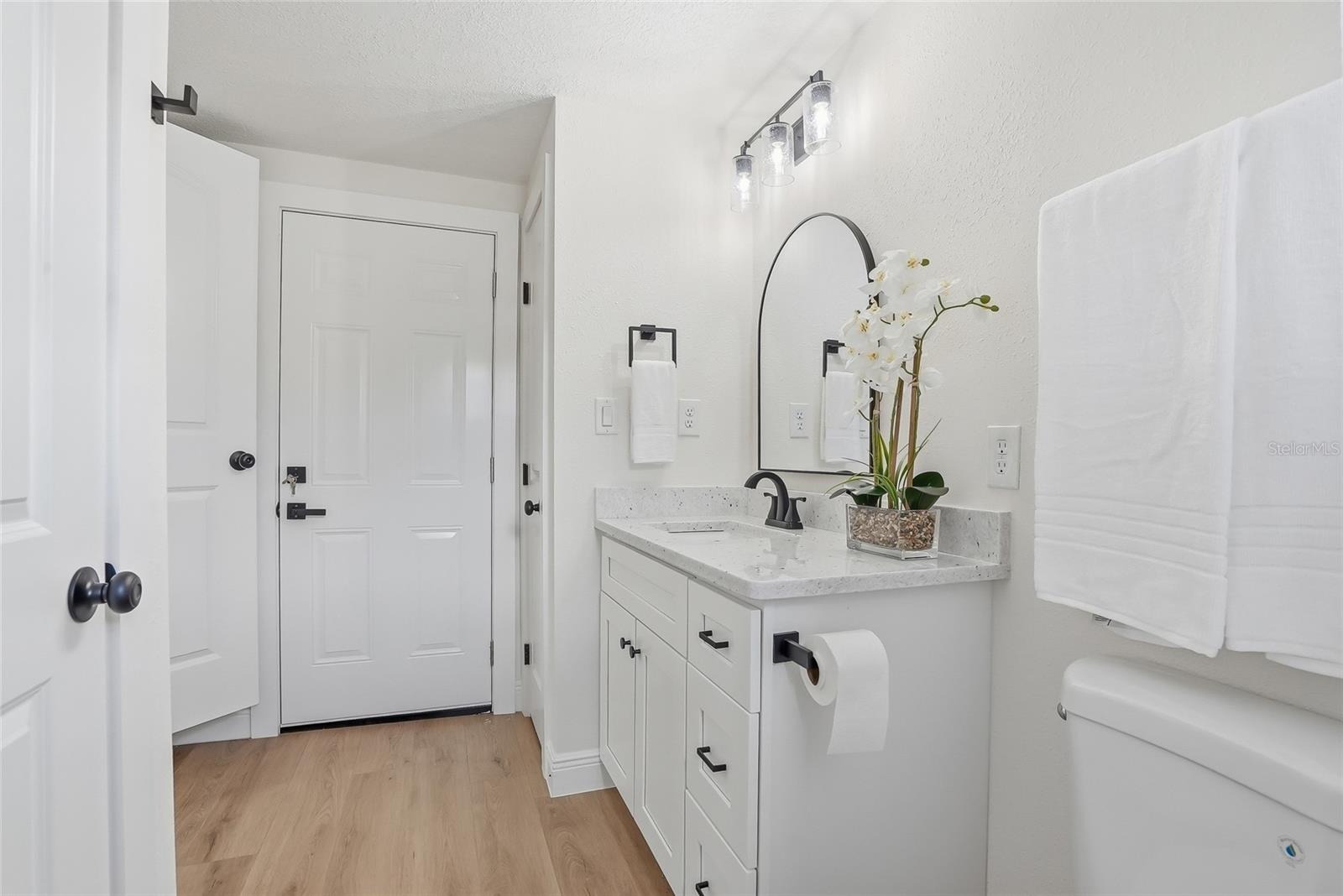 Listing photo id 21 for 2206 Gordon St