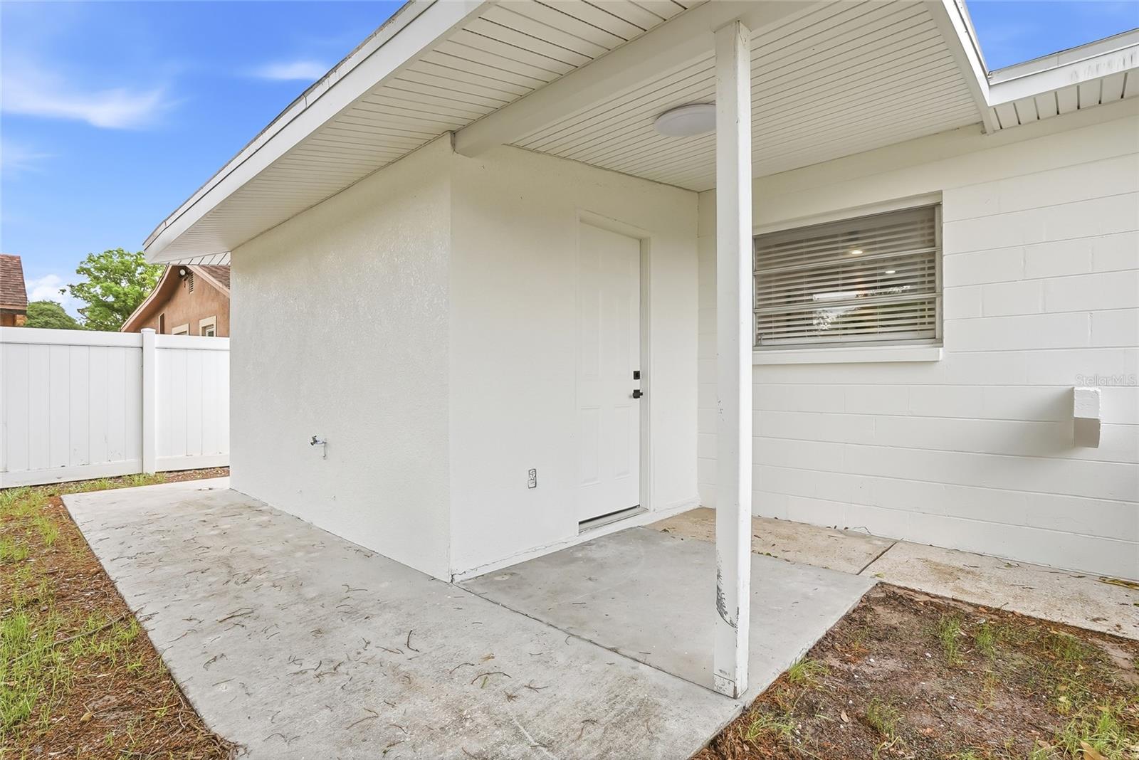 Listing photo id 29 for 2206 Gordon St