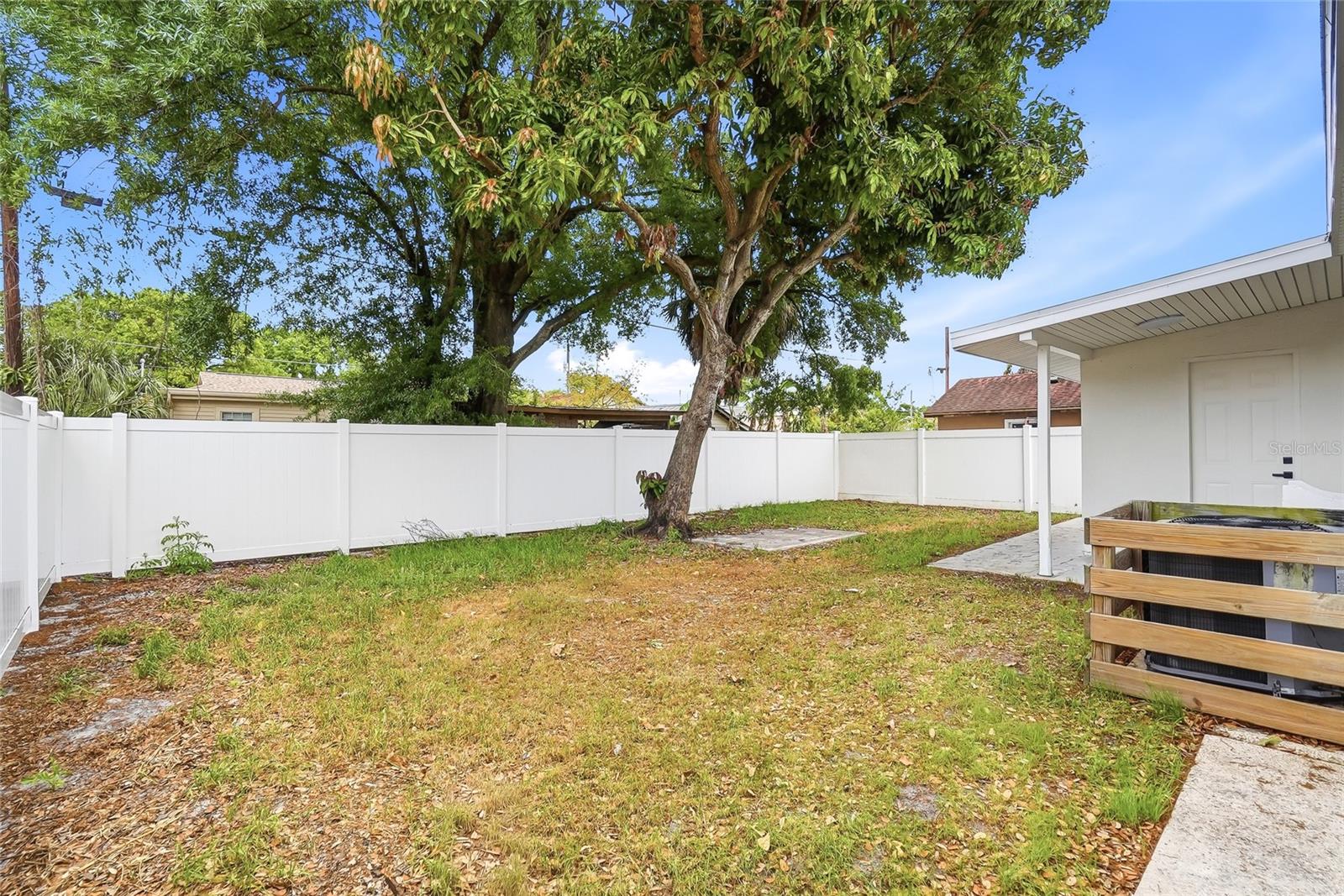 Listing photo id 30 for 2206 Gordon St