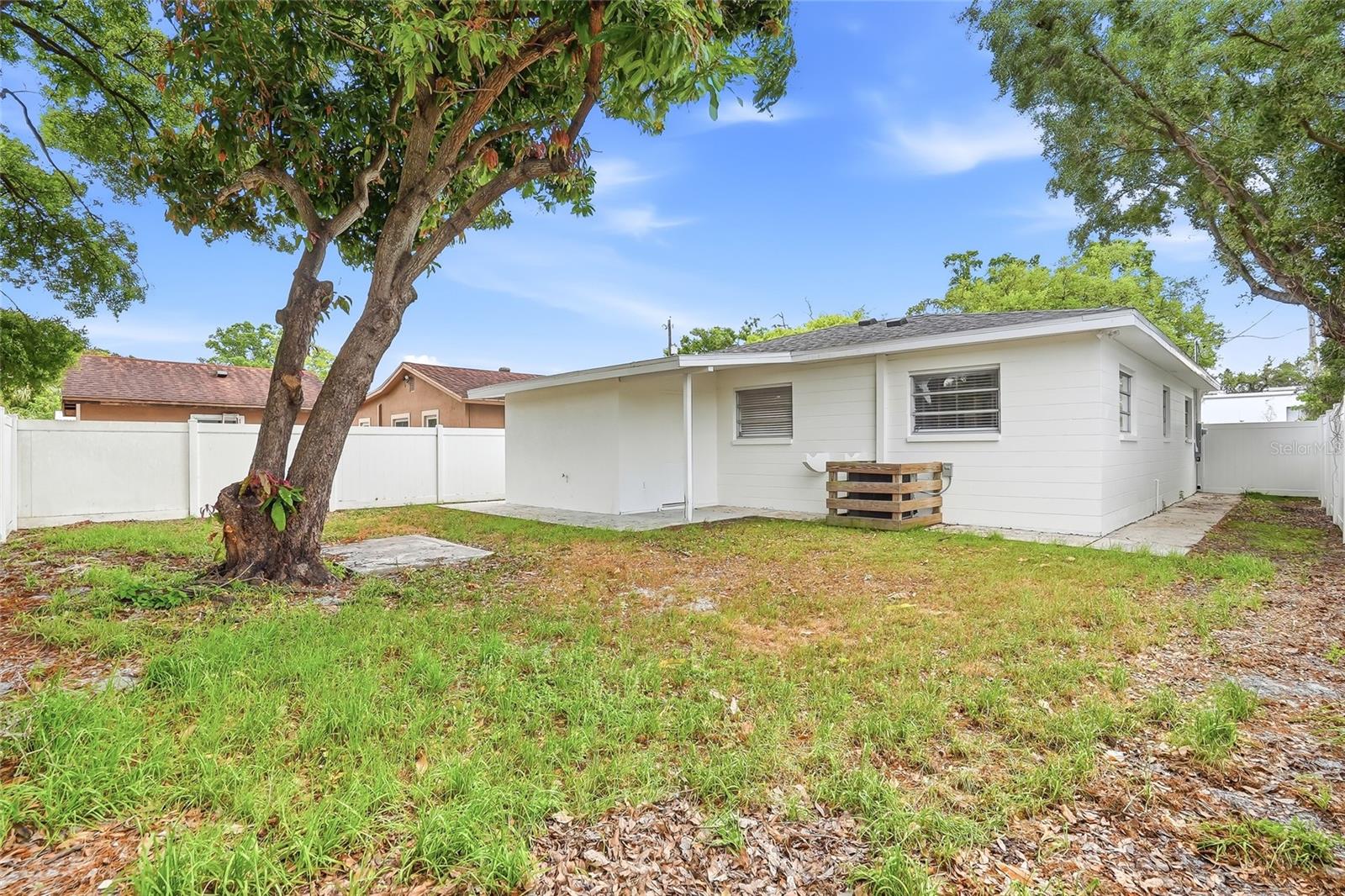 Listing photo id 31 for 2206 Gordon St