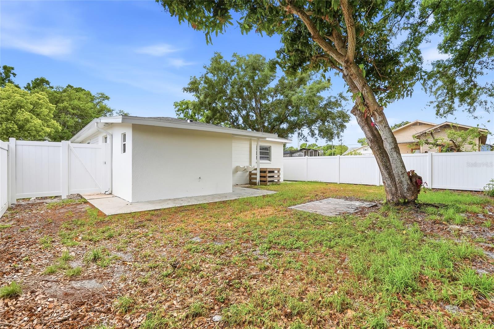 Listing photo id 32 for 2206 Gordon St