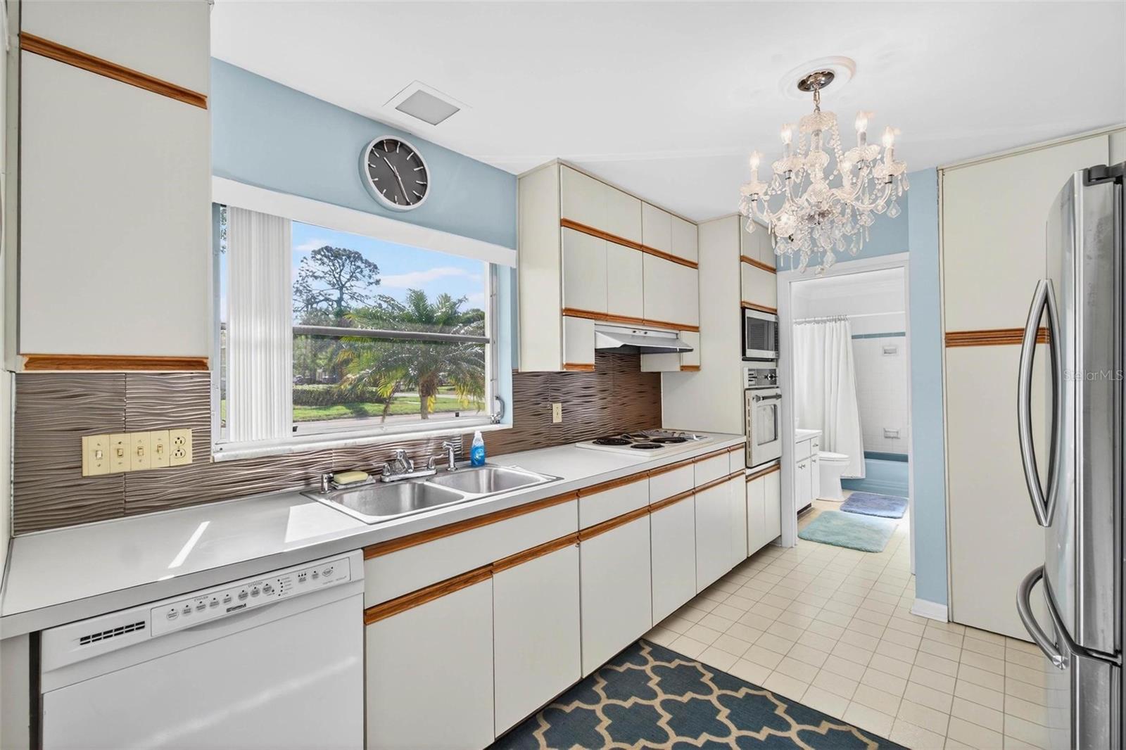 Image 10 of 43 For 10100 Commodore Drive