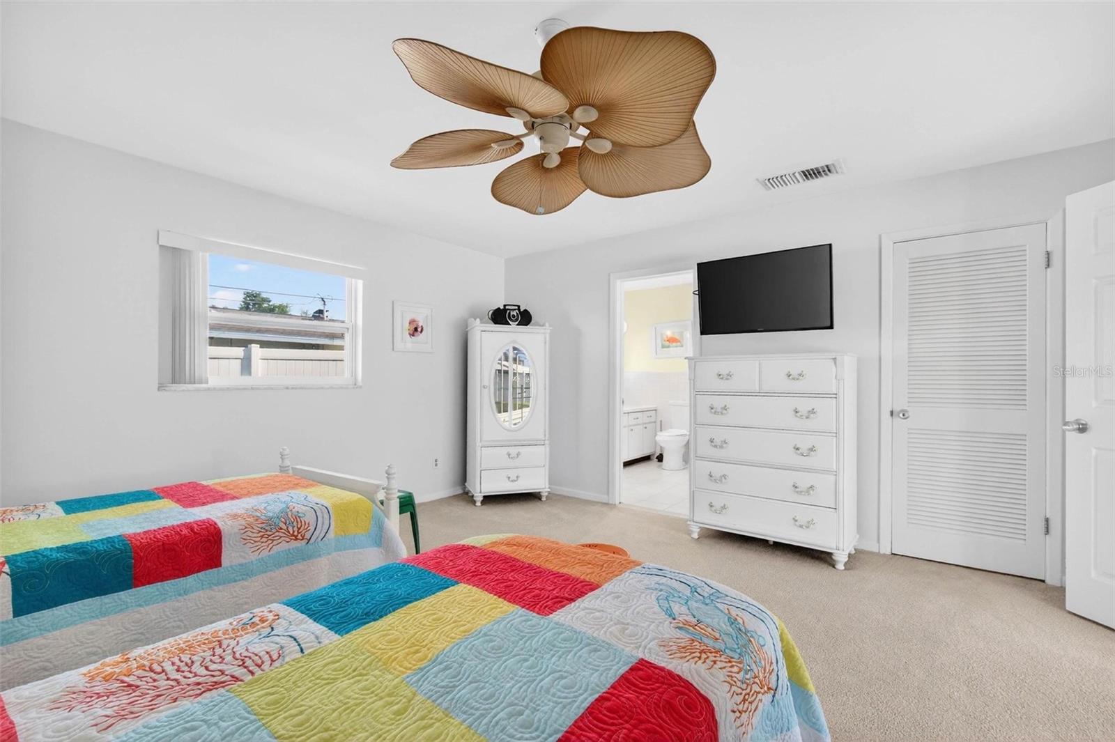 Image 23 of 43 For 10100 Commodore Drive