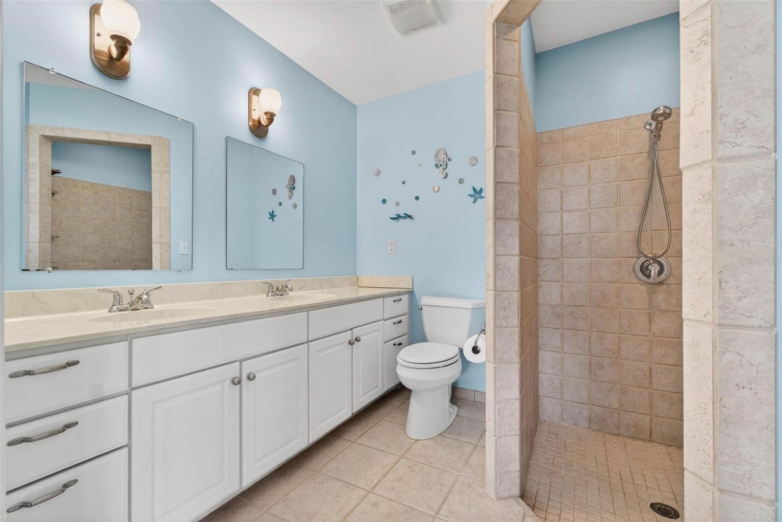 Image 30 of 43 For 10100 Commodore Drive