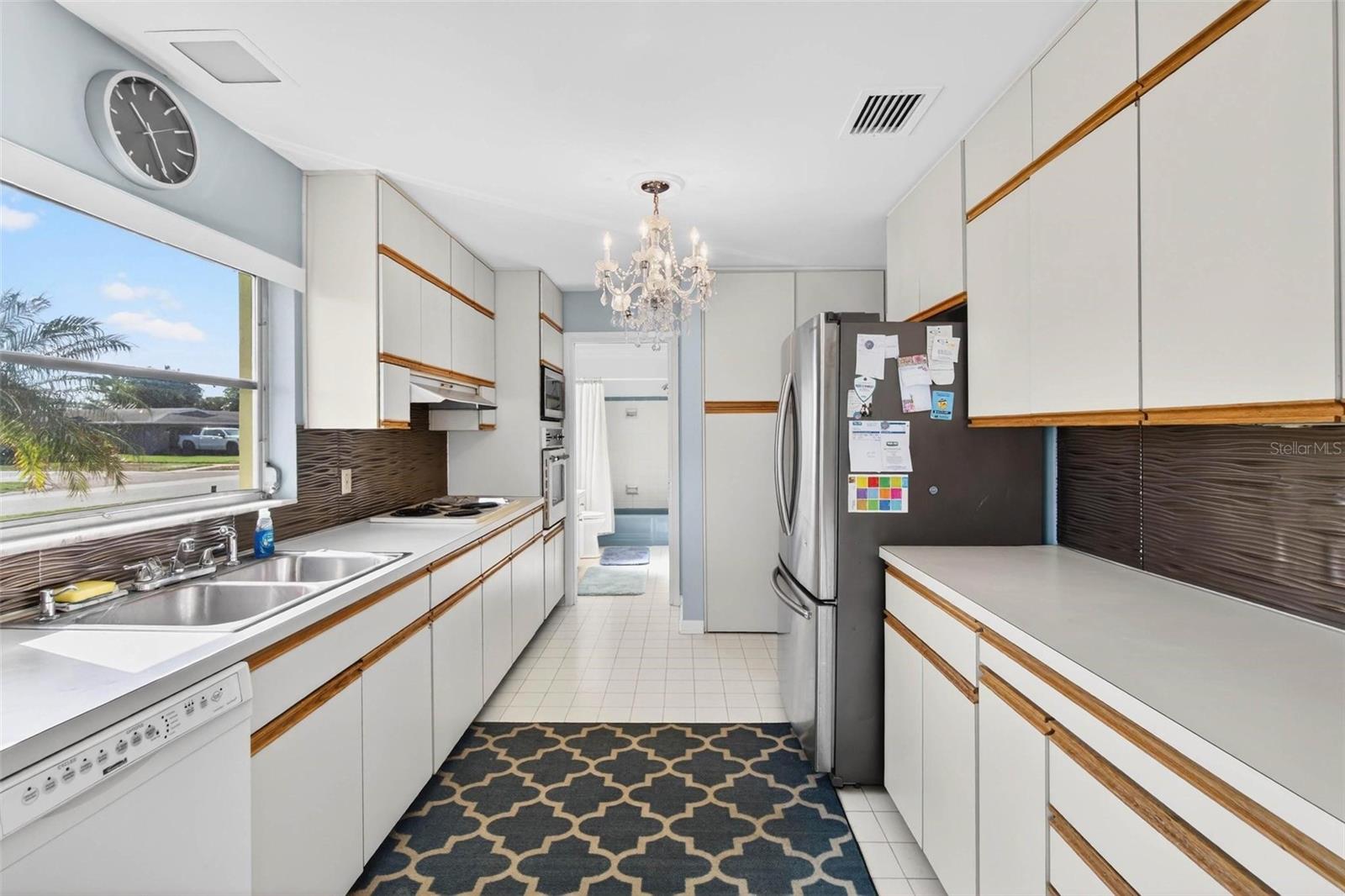 Image 9 of 43 For 10100 Commodore Drive