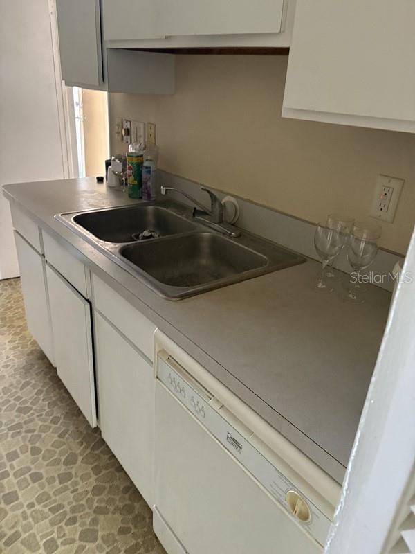 Listing photo id 5 for 2980 Haines Bayshore Road 109