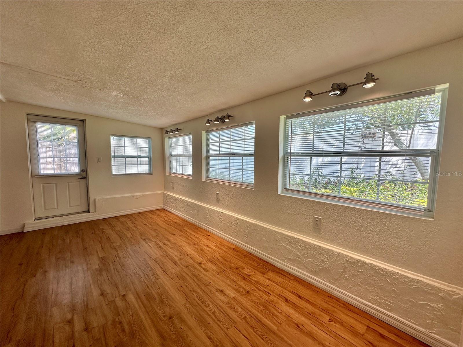 Listing photo id 12 for 3240 Briar Cliff Drive