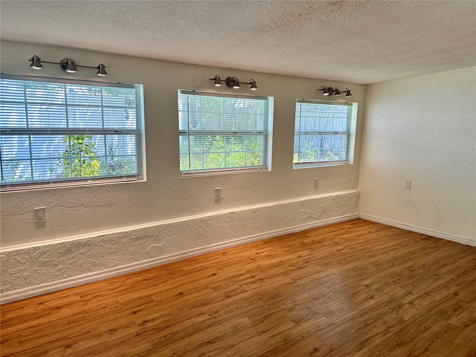 Listing photo id 13 for 3240 Briar Cliff Drive