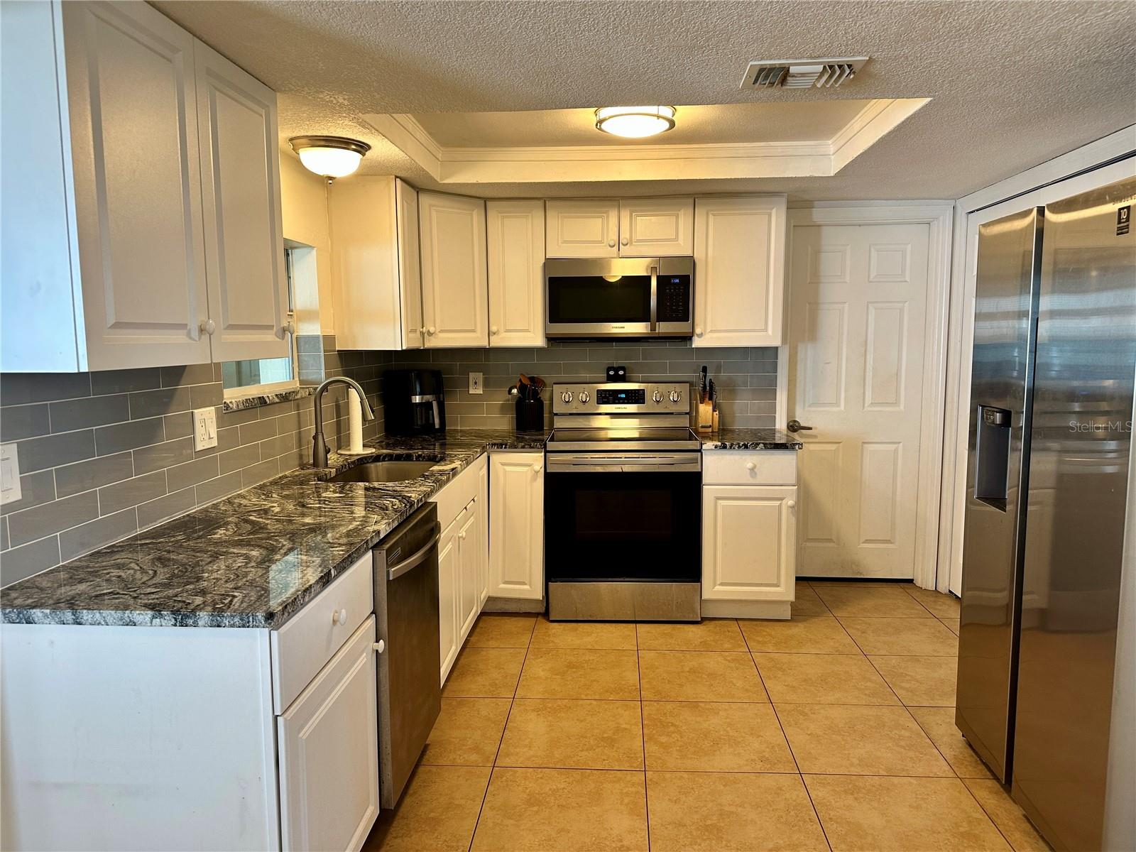 Listing photo id 2 for 3240 Briar Cliff Drive