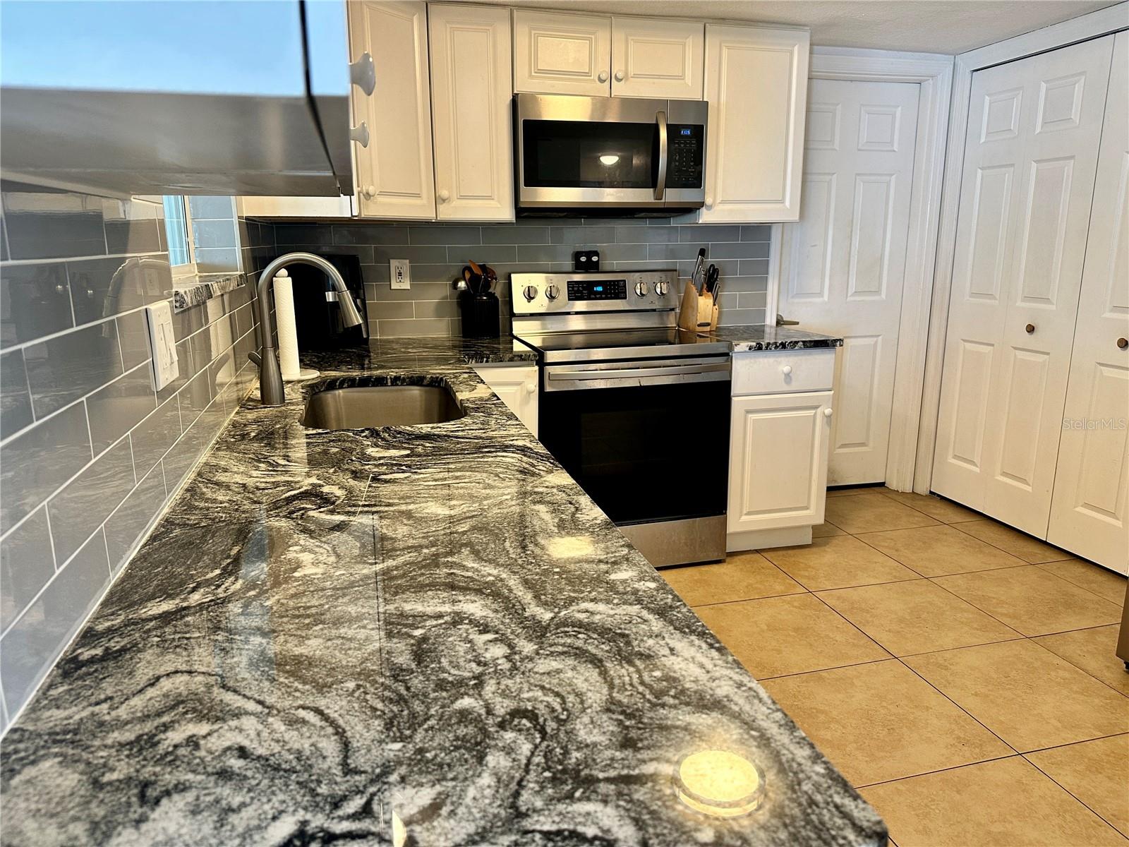 Listing photo id 3 for 3240 Briar Cliff Drive