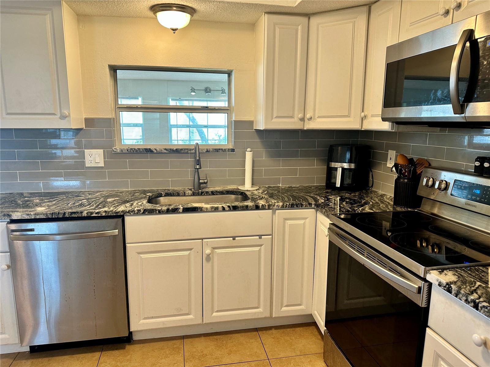 Listing photo id 5 for 3240 Briar Cliff Drive