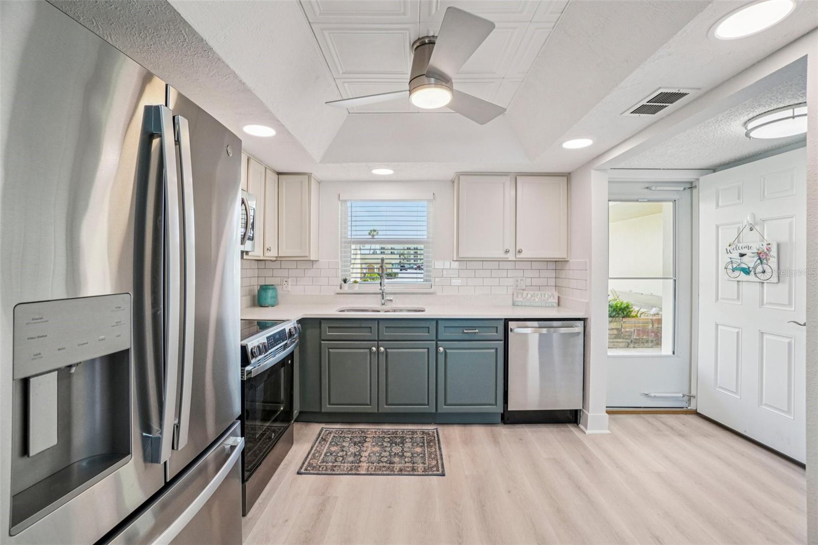 Image 7 of 29 For 4750 Cove Circle 107