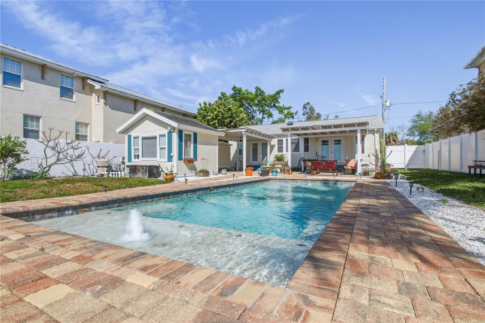 Image 11 of 25 For 950 Weedon Drive Ne