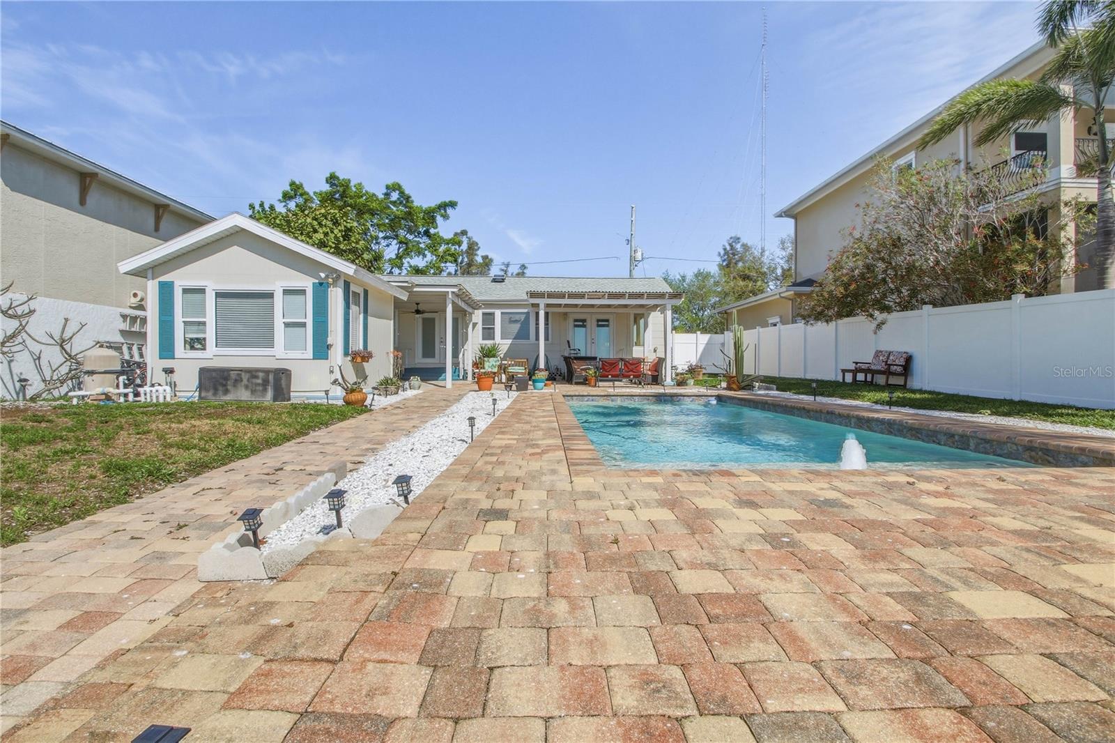 Image 12 of 25 For 950 Weedon Drive Ne