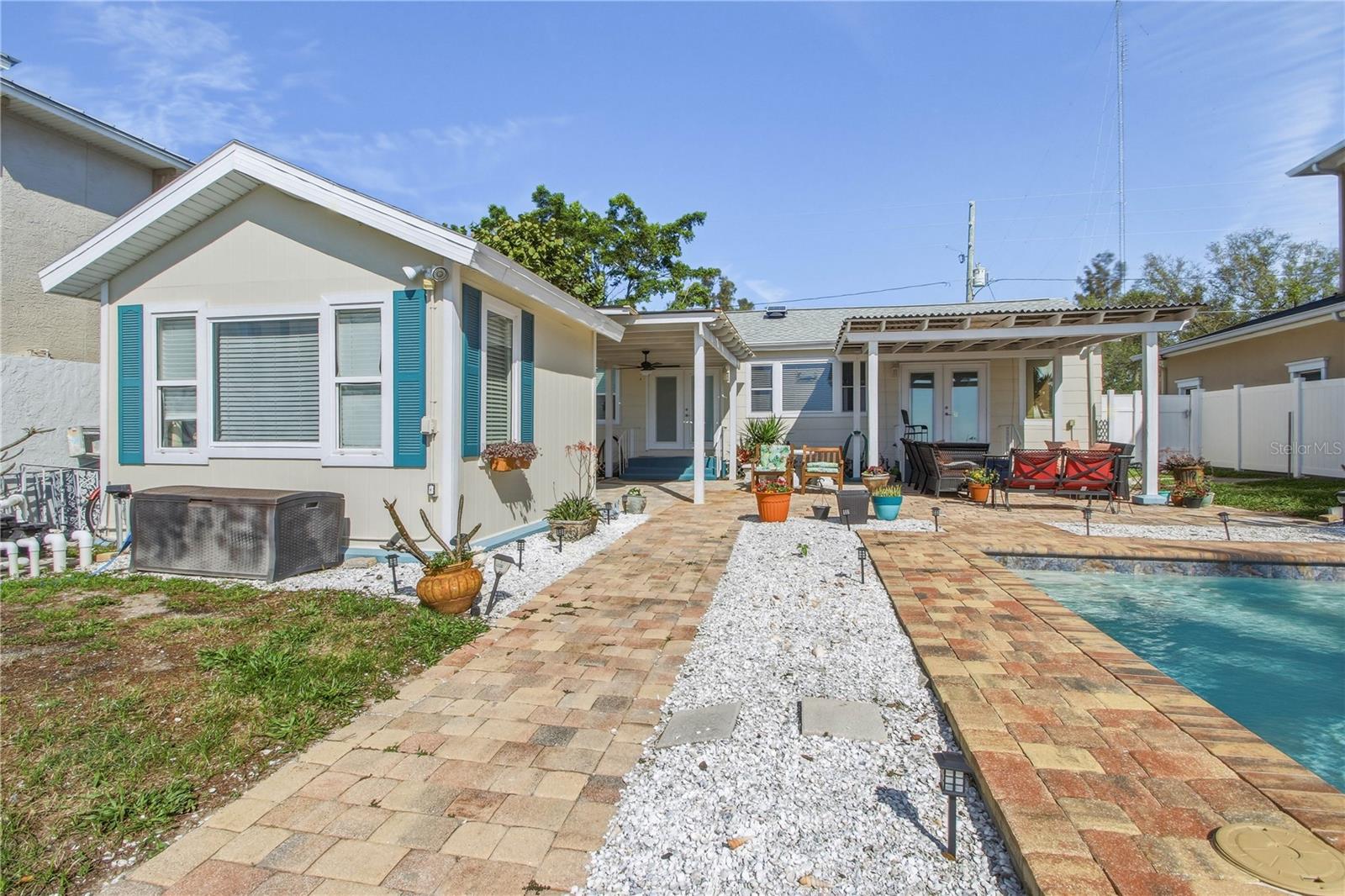 Image 7 of 25 For 950 Weedon Drive Ne